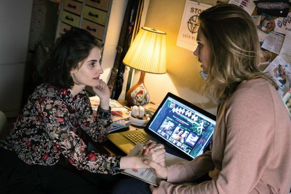Bild 1 von 17: Kann Charlotte (Felicitas Woll, r.) mit Hilfe der mutigen Amal (Jasmina Al Zihairi, l.) dem Betreiber der Website \