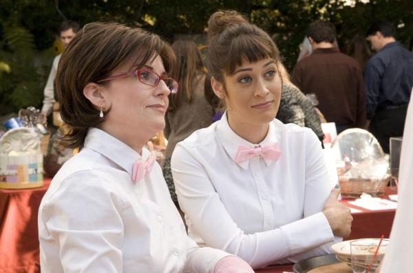 Bild 1 von 5: Lydia Dufree (Megan Mullally, l.); Casey Klein (Lizzy Caplan, r.)