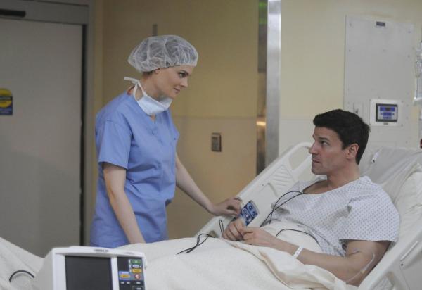 Bild 1 von 3: Dr. Brennan (Emily Deschanel, l.); Booth (David Boreanaz, r.)