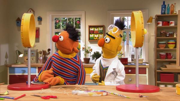 Bild 1 von 4: Wollen Schallwellen erklären: Ernie (.l) und Bert (r.).