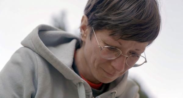 Bild 1 von 5: Armut ist weiblich - warum das so ist und wie dennoch Selbstermächtigung möglich ist, zeigt der Film von Anna Katharina Wohlgenannt. In einfühlsamer Weise begleitet sie Frauen, die auf unterschiedliche Weise von Armut betroffen sind, und zeigt damit die vielfältigen Gesichter von weiblicher Armut - und inwiefern nicht nur Einzelne, sondern die Gesellschaft gefordert und in der Lage ist Verantwortung zu übernehmen. Im Bild: Lisa Kröbmannsberger ist alleinerziehende Mutter von drei Kindern in Niederösterreich und arbeitet geringfügig als Reinigungskraft.