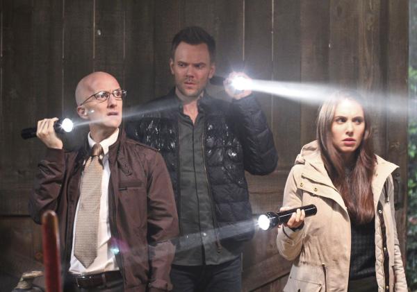 Bild 1 von 16: Der Ass Crack Bandit treibt sein Unwesen am Greendale College und verbreitet Schrecken unter den Studenten. Ob Annie (Alison Brie, r.), Jeff (Joel McHale, M.) und Dean Pelton (Jim Rash, l.) dem tückischen Täter Einhalt gebieten können?