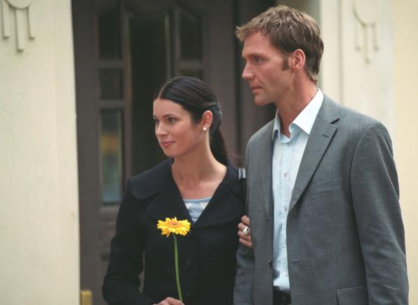 Bild 1 von 1: Judith (Elisabeth Sutterlüty, l.) und Oliver (Patrik Fichte, r.) erfahren von Biancas Plan, wegzuziehen.