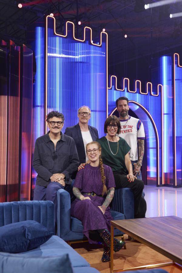 Bild 1 von 17: Von links: Manuel Rubey, Simon Schwarz, Sara Brandhuber, Eva Karl Faltermeier und Alec Völkel (The BossHoss).