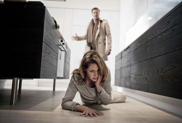 Bild 1 von 15: Jede kleinste Kleinigkeit lässt Alexander (Marcus Mittermeier, r.) immer häufiger ausrasten. Regelmäßig schlägt und erniedrigt er Leonie (Felicitas Woll, l.), die sich zu sehr schämt um sich irgendeinem anzuvertrauen ...