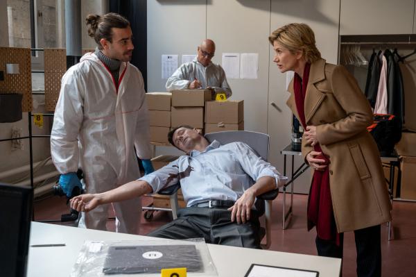 Bild 1 von 5: Wer hat Lars Hektor (Komparse, M.), den Inhaber einer Textilproduktionsfirma, erschossen? Als herauskommt, dass Kriminalkommissarin Lea Gomez' Schwester Ines unter dringendem Tatverdacht steht, geht der Fall auch Kriminalhauptkommissarin Martina Seiffert (Astrid M. Fünderich, r.) und Rechtsmediziner Dr. Benedikt Förster (Florian Wünsche, l.) ziemlich nahe.