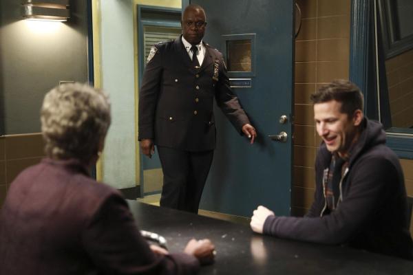 Bild 1 von 7: (v.l.n.r.) Laverne Holt (L. Scott Caldwell);Ray Holt (André Braugher); Jake Peralta (Andy Samberg)