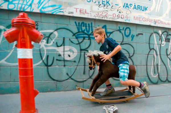 Bild 1 von 3: In einem Zeitraum von 12 Jahren entwickelt sich Sanyi aus Budapest von einem aufgeweckten und fröhlichen Jungen zu einem 20-jährigen Erwachsenen auf der Suche nach sich selbst.
