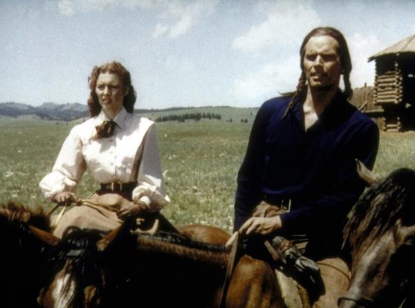 Bild 1 von 6: Als elf-jähriger Junge wird Warbonnet (Charlton Heston, r.) von einem Indianerstamm aufgenommen. Als er sich jedoch in die Weiße Tally (Susan Morrow, l.) verliebt, ergeben sich große Komplikationen ...