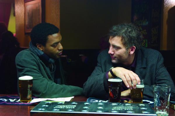 Bild 1 von 5: Bei einem geheimen Treffen gehen Theo (Clive Owen, re.) und Luke (Chiwetel Ejiofor, li.) die nächste Etappe von Julians Plan durch.