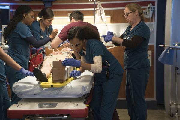 Bild 1 von 8: Yaya DaCosta as April Sexton -- (Photo by: Elizabeth Sisson/NBC)