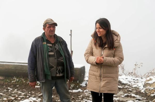 Bild 1 von 4: Marias nächster Nachbar ist der Viehhirte Vasko in drei Kilometer Entfernung, inzwischen ein guter Freund von ihr. Im Winter wird es bis zu minus zehn Grad auf dem Berg.