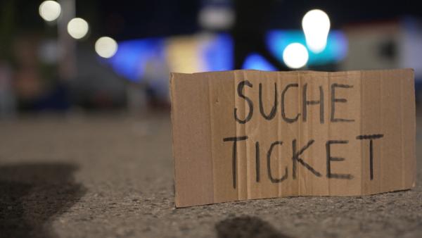 Bild 1 von 4: Sie träumen vom großen Spiel - und landen im Ticket-Albtraum. Die Reportage begleitet Fans auf dem Weg zu den größten Fußballereignissen des Jahres: dem DFB-Pokalfinale und dem Champions-League-Finale 2025. Doch der Traum vom Stadionerlebnis droht zu platzen - Tickets sind Mangelware, der Schwarzmarkt boomt. Oft bleibt nur der inoffizielle Weg: überteuerte Karten, die sich am Ende als gesperrt oder gefälscht entpuppen könnten.