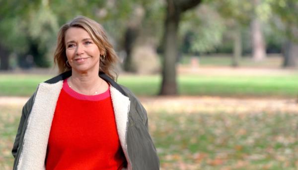 Bild 1 von 4: Tina Ruland liebt alles, was mit Herbst zu tun hat: Kastanien sammeln, in Laubhaufen springen, durch herbstliche Wälder ziehen.