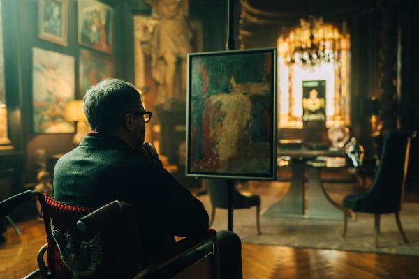 Bild 1 von 6: Der exzentrische Kunstsammler Christian Dalembert (Guillaume de Tonquédec) ist nicht erfreut über die Ereignisse bei der Kunstauktion im Schloss Versailles.
