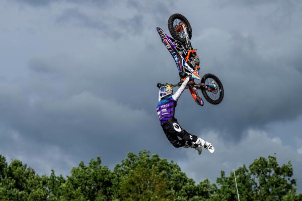 Bild 1 von 2: Freestyle Motocross-Athlet Luc Ackermann aus Thüringen beim Training.
