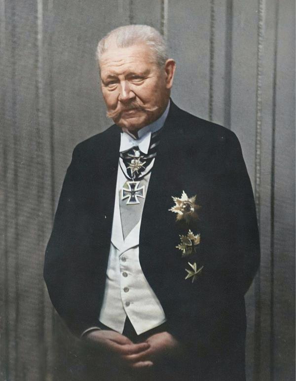 Bild 1 von 5: Hindenburg steht der Demokratie skeptisch gegenüber. In der Krise wird er zur Schlüsselfigur für die Zukunft der Republik.