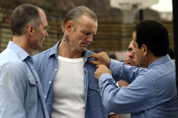 Bild 1 von 5: Im Bild (v.li.): Patrick St. Esprit (Lody), Rick Cramer (Nazi), Tony Shalhoub (Adrian Monk).