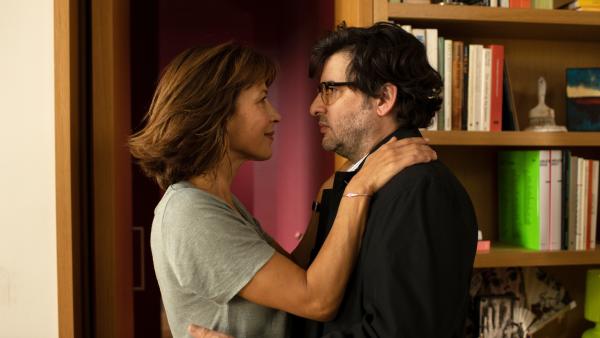 Bild 1 von 8: Neben ihrer Schwester hat Emmanuèle (Sophie Marceau, l.) auch in ihrem Ehemann Serge (Éric Caravaca, r.) eine wichtige Stütze.