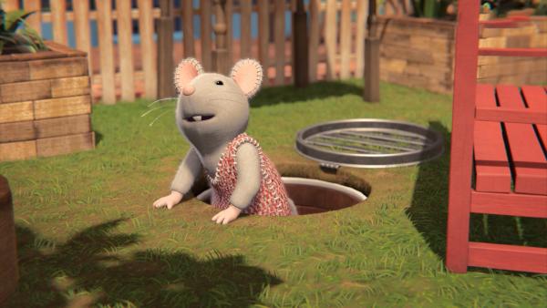 Bild 1 von 3: Julia ist begeistert, dass Sam und sie einen Fluchtweg aus ihrem Geheimversteckt gefunden haben. Dort waren sie eingesperrt gewesen, weil jemand schwere Pakete vor der Tür gestapelt hatte.