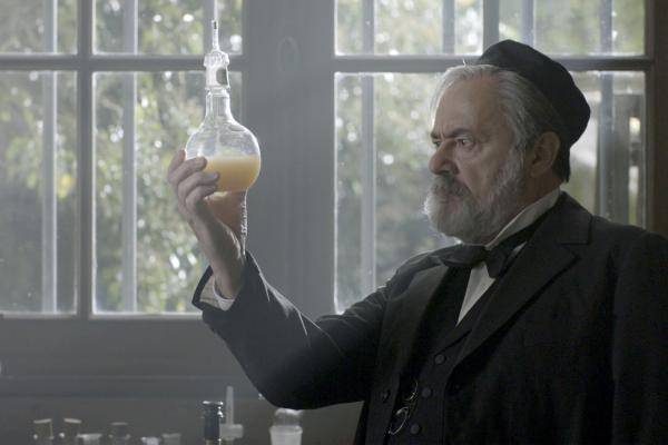Bild 1 von 5: Der Chemiker Louis Pasteur (Patrick Bonnel) in seinem Labor (Spielszene).