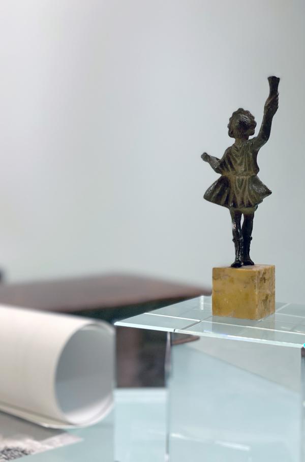 Bild 1 von 2: Eine kleine, simple Statue eines Hausgottes im alten Rom: Er sollte das intime und häusliche Leben schützen und somit die Familie vor Unheil bewahren.