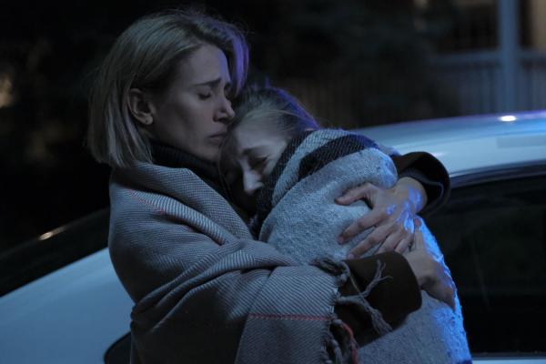 Bild 1 von 10: Mel Carver (Jen Landon, l.); Brook Carver (Tara Redmond Van Rees, r.)