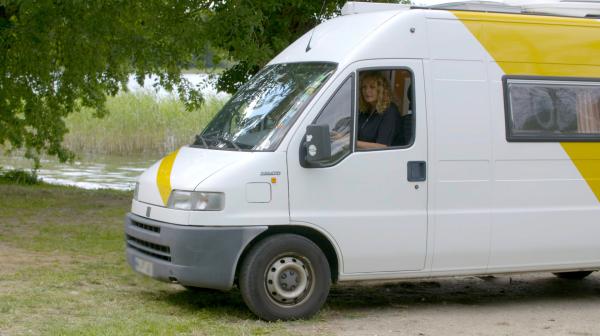Bild 1 von 2: Bettina Tietjen parkt ihren Campingbus.