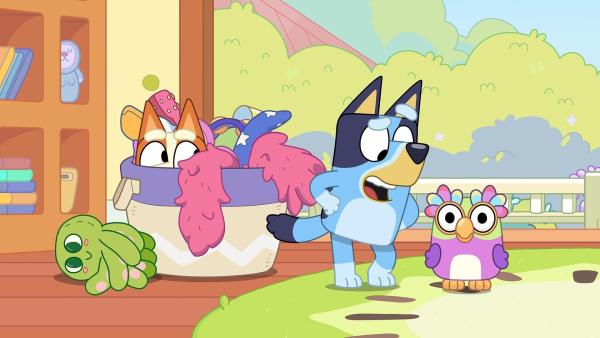 Bild 1 von 3: Es ist Zeit für ein Familien-Versteckspiel! Jeder versteckt sich, während Bluey bis zwanzig zählt. Doch kann sich Bluey wirklich auf das Spiel konzentrieren, oder lässt sie sich von all ihren Spielsachen ablenken?