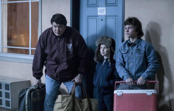 Bild 1 von 23: Als sich George (Lance Barber, l.), Sheldon (Iain Armitage, M.) und Georgie (Montana Jordan, r.) auf den Weg nach Cape Canaveral machen, um dort den Raketenstart zu beobachten, ahnen sie nicht, dass dieses Wochenende nicht so verläuft wie geplant ...