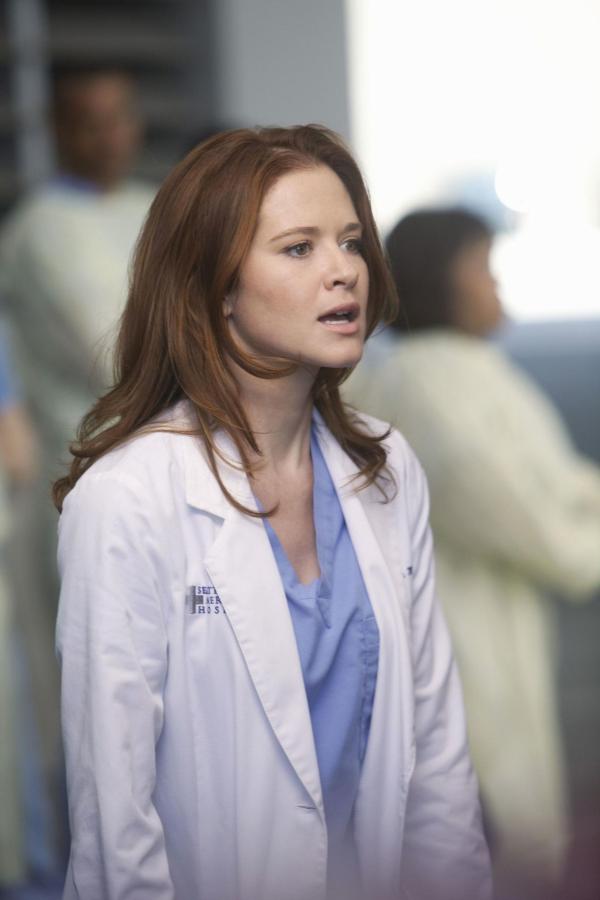 Bild 1 von 22: In ihrem neuen Job als leitende Assistenzärztin versucht April (Sarah Drew) die Verantwortung zu übernehmen, als ein großes Loch mitten in Seattle entsteht ...