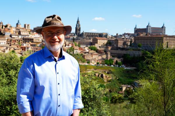 Bild 1 von 15: Harald Lesch vor dem Stadtpanorama von Toledo