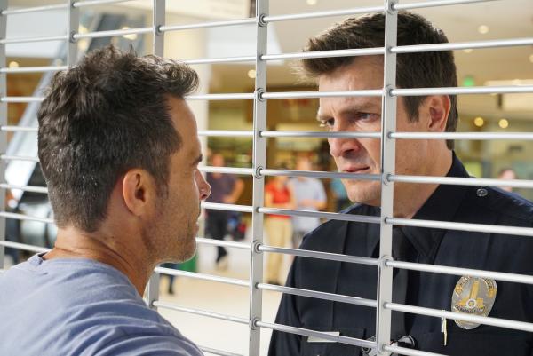 Bild 1 von 3: John Nolan (Nathan Fillion, r.) stellt den ehemaligen Copausbilder Jeremy Hawke (Shawn Christian, l.) in einem Einkaufszentrum.