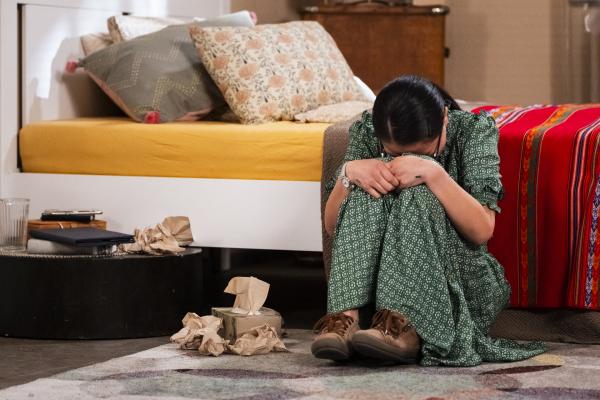Bild 1 von 9: Lien (Nui Nguyen) sitzt nach dem Streit mit Leon weinend vor ihrem Bett.