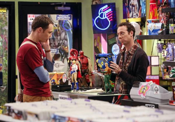 Bild 1 von 32: Nicht ahnend, dass Leonard schon zurück von seiner Expedition ist, sucht Sheldon (Jim Parsons, l.) bei Stuart (Kevin Sussman, r.) nach einem Willkommensgeschenk für ihn ...