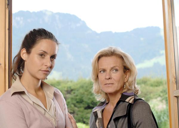 Bild 1 von 11: Im Bild: Liane Forestieri (Lisa Bauer, li.), Andrea L?Arronge (Gräfin Schönberg).