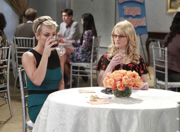 Bild 1 von 28: Auf einer Firmenveranstaltung gesteht Penny (Kaley Cuoco, l.) Bernadette (Melissa Rauch, r.), dass einige Kollegen Angst vor ihr haben, weil sie manchmal richtig fies sein kann. Bernadette ist geschockt darüber ...