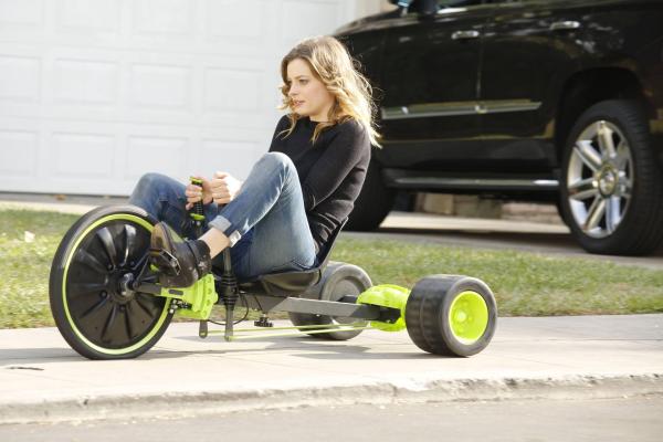 Bild 1 von 33: Britta (Gillian Jacobs) muss feststellen, dass sie nicht, wie gedacht schon jahrelang auf eigenen Beinen steht, sondern, dass ihre Eltern sie seit Jahren finanziell unterstützen und ihre Schulden zahlen ...