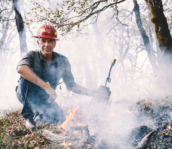Bild 1 von 4: Feuer mit Feuer bekämpfen: Dirk Steffens zeigt, wie mit absichtlich gelegten Feuern verheerende Wildfeuer verhindert werden können.