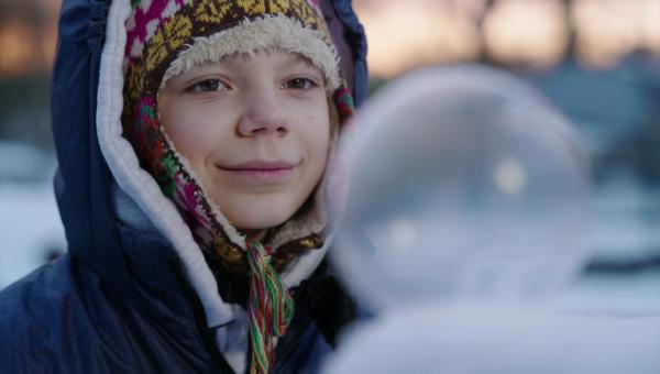 Bild 1 von 4: Olivia probiert, eine Seifenblase in der Kälte gefrieren zu lassen.