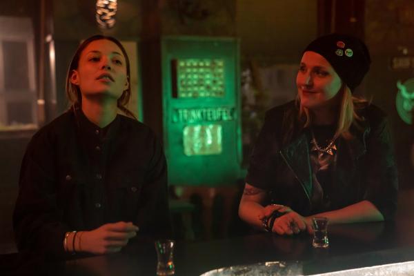 Bild 1 von 14: Sabine (Winnie Böwe, r.) merkt, dass mit Kira (Lena Meckel, l.) etwas nicht stimmt.