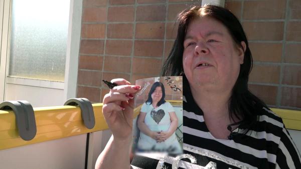 Bild 1 von 2: Pamela (58) hätte eigentlich Grund zur Freude. Ihre frisch gedruckten und neuen Autogrammkarten sind angekommen. Doch die kriselnde Liebesbeziehung zu Magdeburger Mickey schmälert die Euphorie.