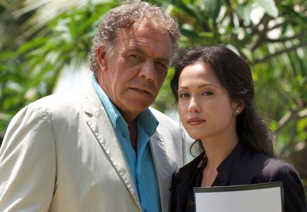 Bild 1 von 14: Markus Winter (Christian Kohlund) und die Hotelleiterin Vivien Miller (Ankie Beilke) haben alle Gäste genau im Blick.