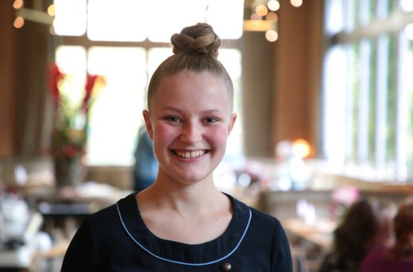 Bild 1 von 9: Auszubildende Cathy Lindemeier lernt im Brenners.