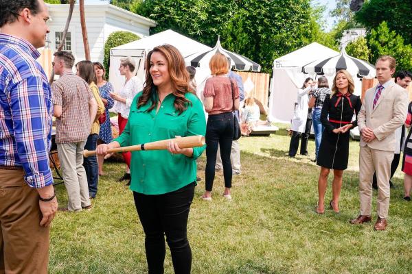 Bild 1 von 17: Im Bild (v.li.): Diedrich Bader (Greg Otto), Katy Mixon (Katie Otto), Kelly Ripa (Whitney), Jason Dolley (Kevin).