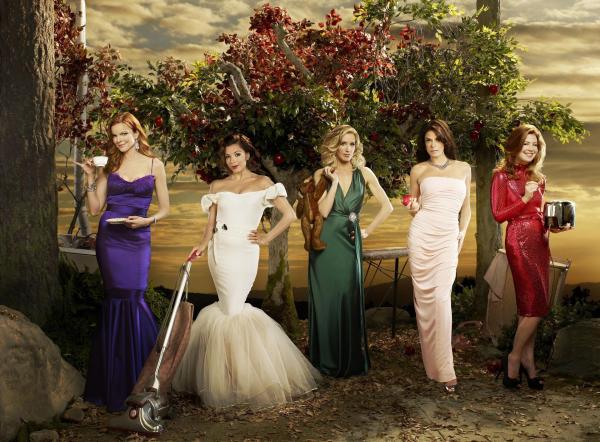 Bild 1 von 28: (6. Staffel) - Spielen perfekte Hausfrauen, doch hinter der makellosen Fassade ereignen sich große Dramen: Lynette (Felicity Huffman, M.), Bree (Marcia Cross, l.), Gabrielle (Eva Longoria, 2.v.l.), Susan (Teri Hatcher, 2.v.r.) und Katherine (Dana Delany, r.) ...