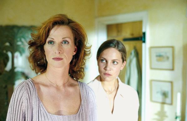 Bild 1 von 11: Im Bild: Franziska Stavjanik (Karen Winter), Jessica Richter (Sophie Winter).