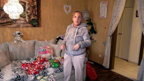 Bild 1 von 4: Weil Eva dieses Jahr eine große Weihnachtssause mit allen Familienmitgliedern plant, in ihrer kleinen Wohnung aber nicht genug Platz ist, bringt sie nach und nach die gekauften und bereits eingepackten Geschenke zu ihrem Ehemann Roland.