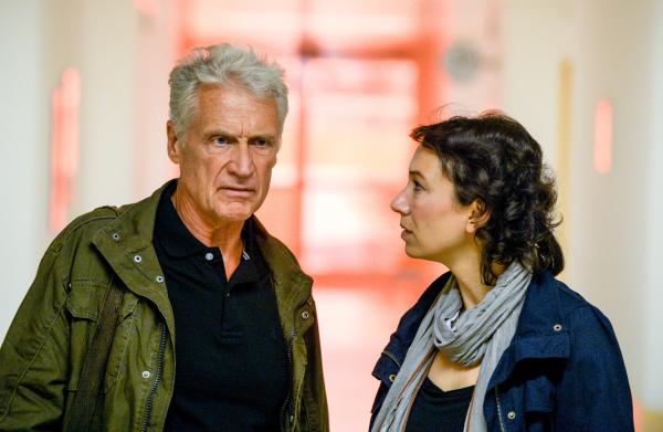 Bild 1 von 15: Jan Tanner (Robert Atzorn) und Clara Lang (Ursula Strauss).