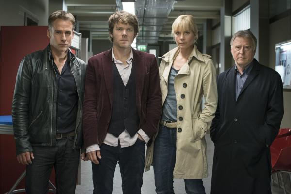 Bild 1 von 6: (v.l.n.r.) Jan Maybach (Marco Girnth); Tom Kowalski (Steffen Schroeder); Ina Zimmermann (Melanie Marschke); Hajo Trautzschke (Andreas Schmidt-Schaller)